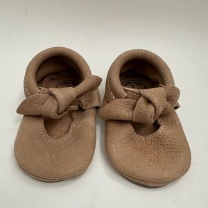 Freshly Picked Weathered Brown Knotted Bow Moccasins Size 5 Hard Sole